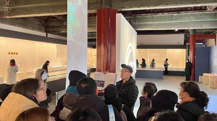 讲解现场陈老师向大家展示历史照片