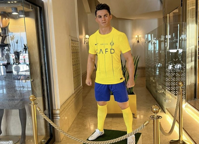 利雅得胜利的c罗雕像出炉,斜刘海太丑,还戴黑手套|利雅得|c罗|雕像