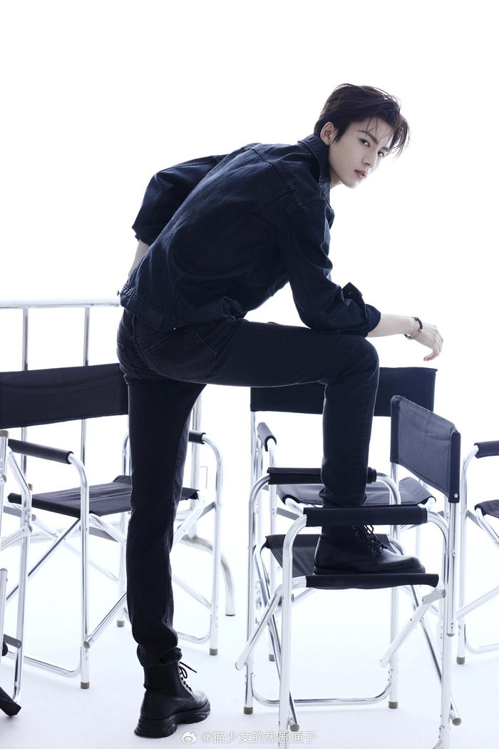 无所谓 我会一次次的震惊于张凌赫的腿长|张凌赫_新浪新闻