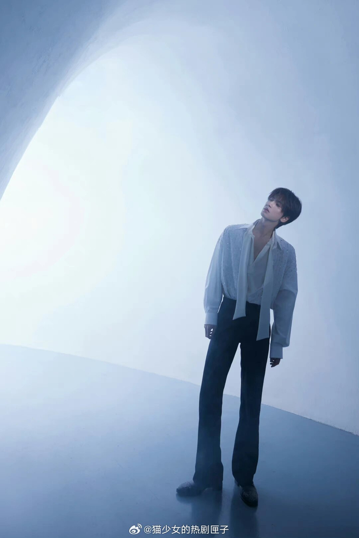 无所谓 我会一次次的震惊于张凌赫的腿长|张凌赫_新浪新闻