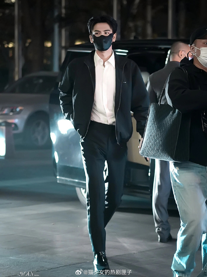 无所谓 我会一次次的震惊于张凌赫的腿长|张凌赫_新浪新闻