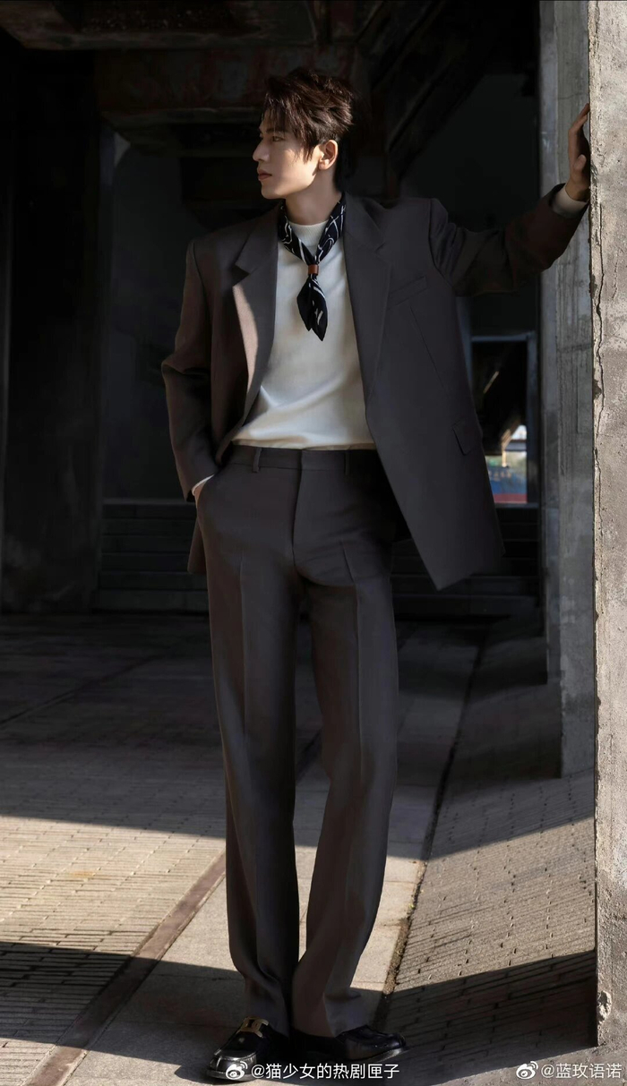 无所谓 我会一次次的震惊于张凌赫的腿长|张凌赫_新浪新闻