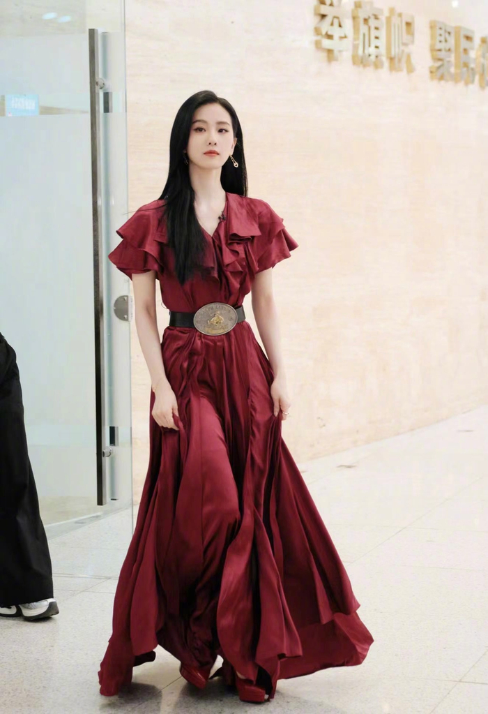 刘诗诗hi6录制新图 红裙一姐好美!|新图|红裙|一姐_新浪新闻