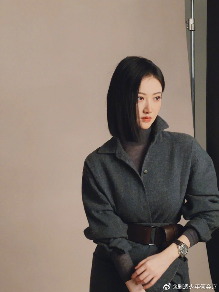 景甜最新营业照96,短发造型搭配正装造型,又飒又美……|景甜_新浪