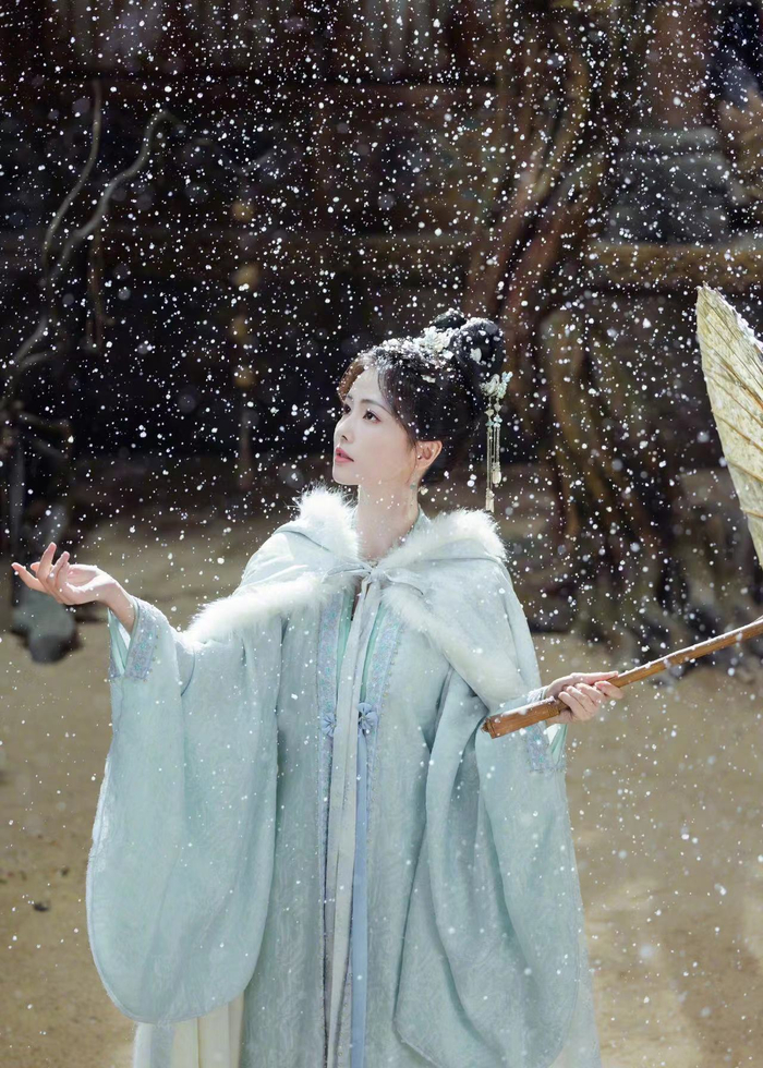 白鹿在雪天撑伞也太有氛围感了吧 回眸一眼真的很让人心动啊……|白鹿