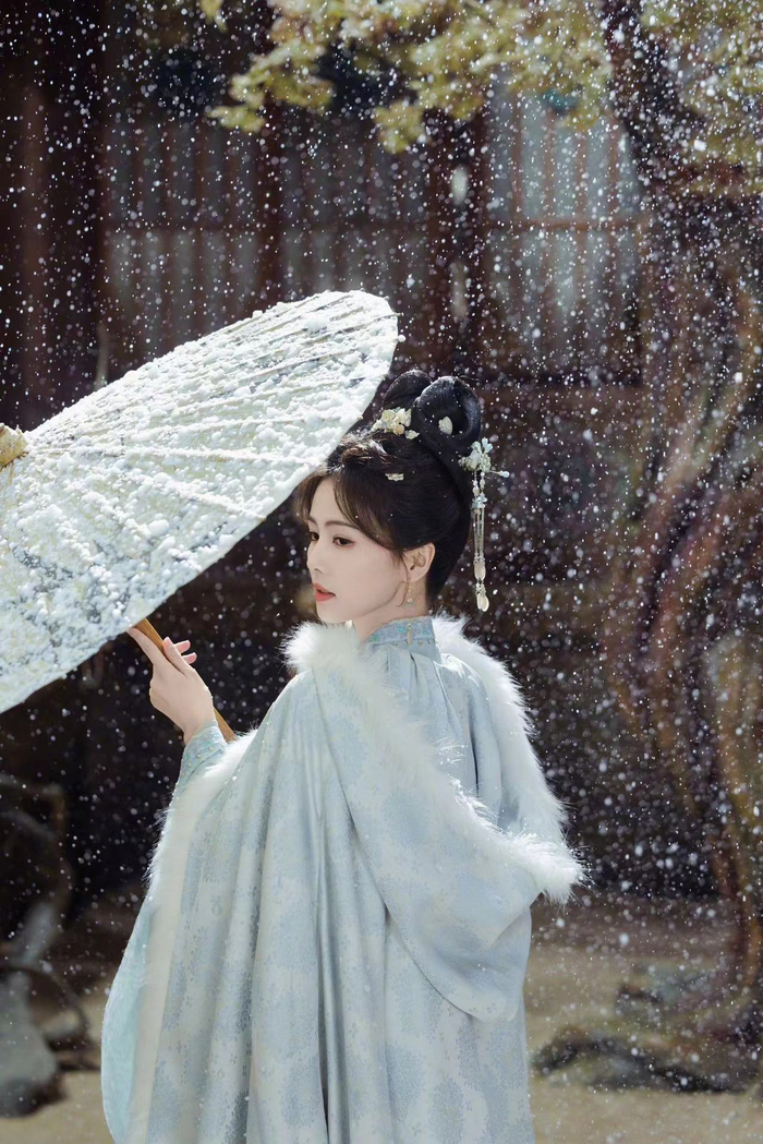 白鹿在雪天撑伞也太有氛围感了吧 回眸一眼真的很让人心动啊……|白鹿