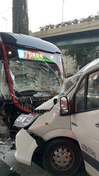 客车与公交车相撞 驾驶员轻微受伤|客车|公交车|相撞_新浪新闻