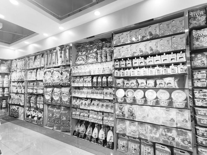 　　▲ 图为省会一家品牌零食店货架上摆放着琳琅满目的特色零食商品。