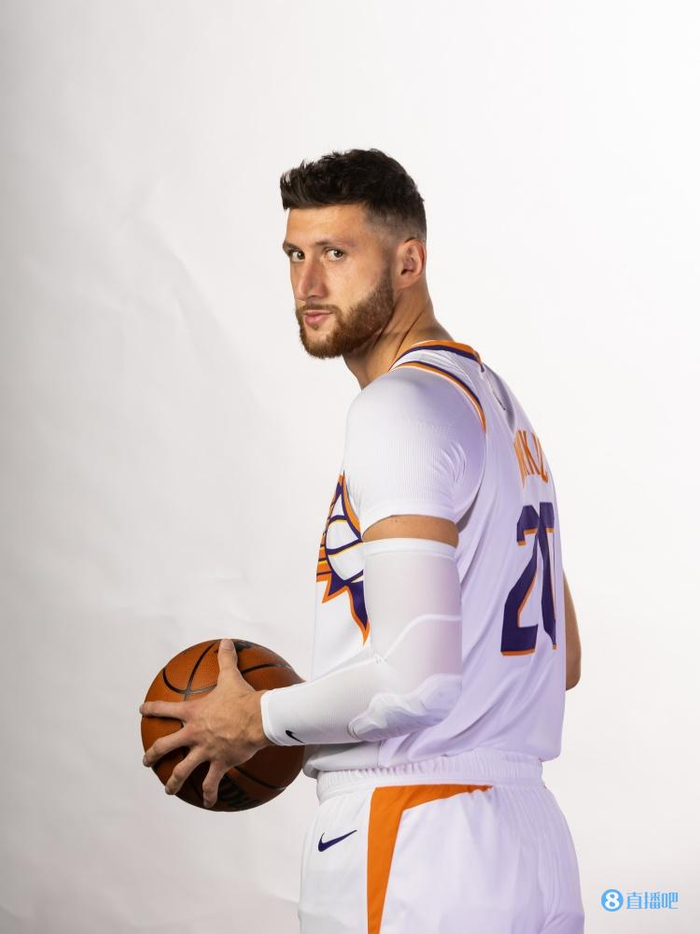 努尔基奇全场11中7 拿下18分12板2助1断2帽|太阳|努尔基奇_新浪新闻
