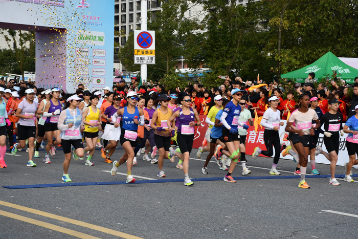 11月19日，2023铅山女子半程马拉松开跑。林程鹏 摄