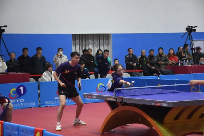 第一届江西上饶“三清杯”乒乓球公开赛在上饶经济技术开发区体育馆举办。章汉根 摄