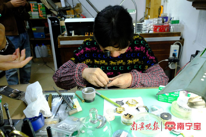 南宁市手表厂维修部师傅忙得不可开交