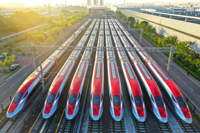 ▲雅万高铁动车组采用中国标准，依托中国最先进的高铁技术平台——“复兴号”中国标准动车组技术平台设计制造。