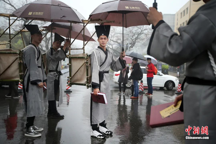 打扮成蒲松龄小说集《聊斋志异》中“宁采臣”形象的年轻人在南京玄武门派发书券。泱波 摄