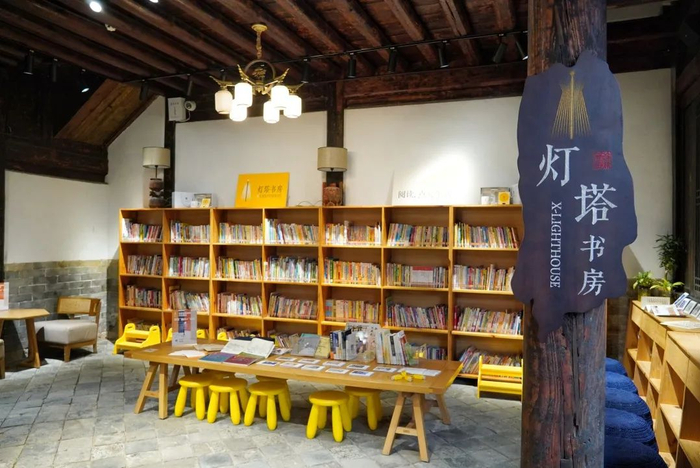 书香润沪滇 上海市徐汇区汇悦读灯塔书房落地石屏县古城图书馆