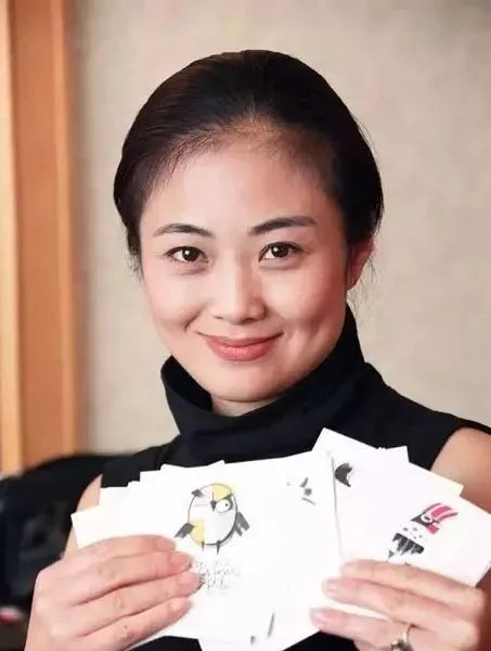 但当时的周建萍比韩美林小28岁还是无法不在乎世俗的眼光因此韩美林