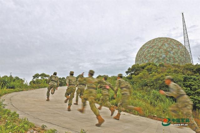 东部战区空军某雷达站官兵奔赴战位。黄 军摄