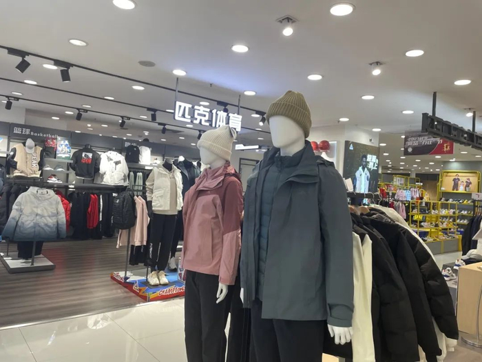 三合一冲锋衣摆在商场醒目位置。孙佳丽 摄