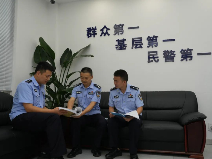 沈晓林（左二）与办案民警讨论案情。