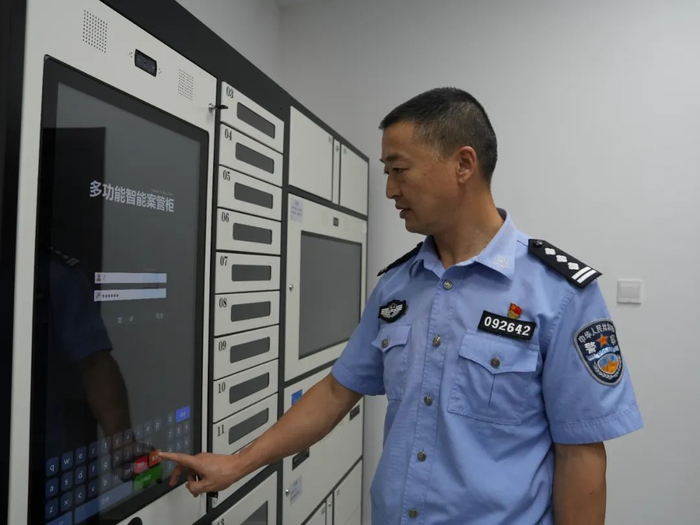 沈晓林操作智能案管柜。