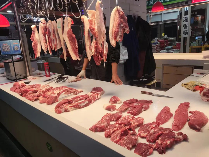 荆州农贸市场猪肉价格"跌跌不休",接下来会上涨吗?|五花肉_新浪新闻