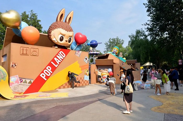 图 | 游客在泡泡街与巨型雕塑LABUBU合影留念