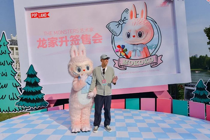 图 | “LABUBU之父”龙家升及其设计的IP角色MOKOKO