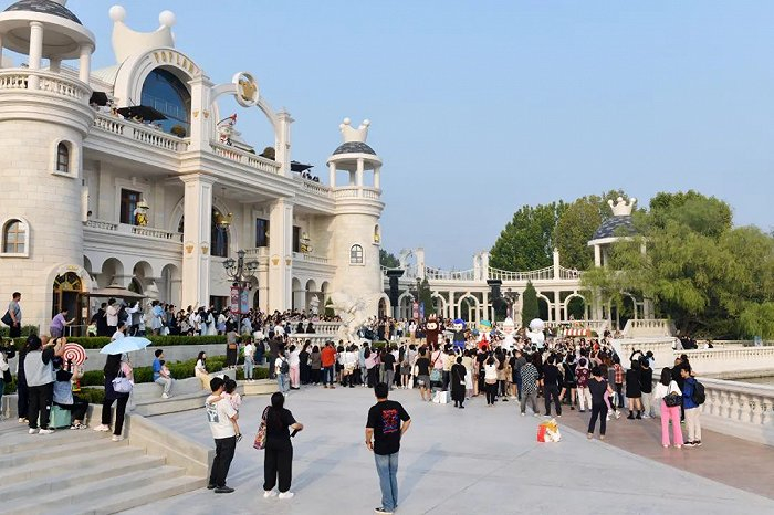 图 | 游客挤在MOLLY的城堡前台阶下观看表演