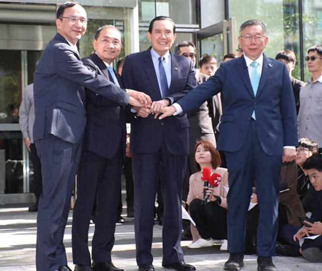 15日，国民党主席朱立伦（左起）、国民党参选人侯友宜、马英九、民众党主席柯文哲举行蓝白政党协商第二次会议 图自中时新闻网 