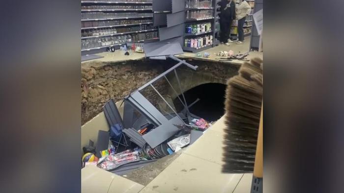 河南一超市开业次日地面塌出1米深大洞,塌陷位置地下疑为暗渠