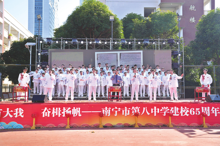     ◀师生演绎《众人划桨开大船》，展现了同心协力共赴星辰大海的豪情壮志。 （王瑜 摄）