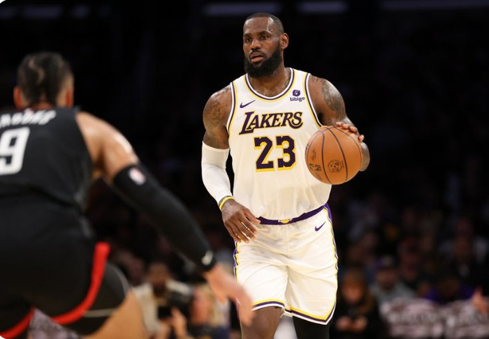 戴维斯:感觉詹姆斯不像38岁|安东尼·戴维斯|詹姆斯|湖人_新浪新闻