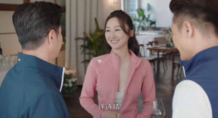 而晨早新闻女主播许诗晴(高海宁 饰)就听从梁景仁,一直用美色在外界为