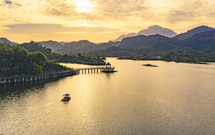 江西南丰舟行碧波上人在画中游