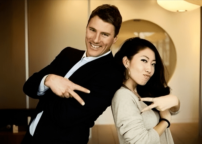 曲婉婷不但晒出在国外各种游玩的照片,住着豪宅,还和富豪男友谈恋爱.