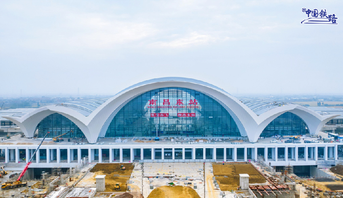 南昌东站位于南昌市青山湖区罗家镇,站场规模为8台16线.