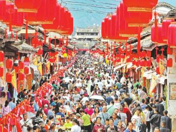 会理古城人流如织。