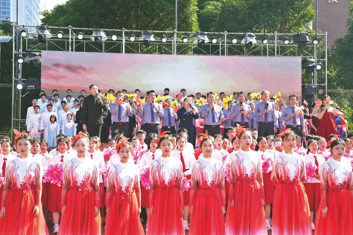     ▲师生合唱《歌唱祖国》，表达对祖国的无限热爱。