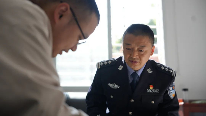 沈晓林给同事解答疑难问题。