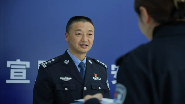 沈晓林在执法办案中心工作。