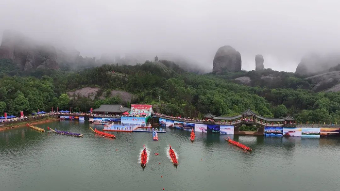 国家5A景区龟峰湖湖面上，龙舟竞技。