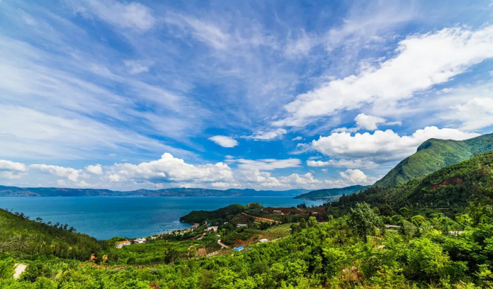 云南玉溪抚仙湖是我国水质最好的天然湖泊之一