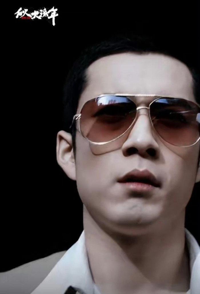 韩东君新剧《似火流年》抽烟镜头96西装寸头