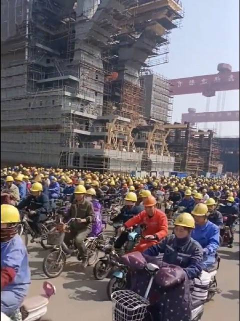 造船厂的上下班高峰船厂工人下班场面壮观
