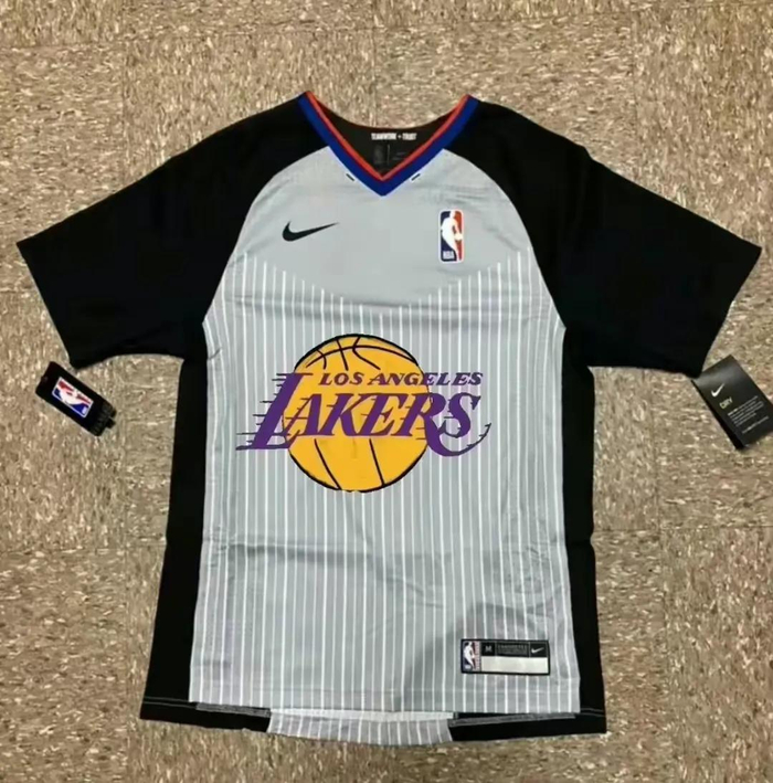 美媒嘲讽詹皇靠哨子赢球湖人半场罚球23比4裁判球衣上热搜