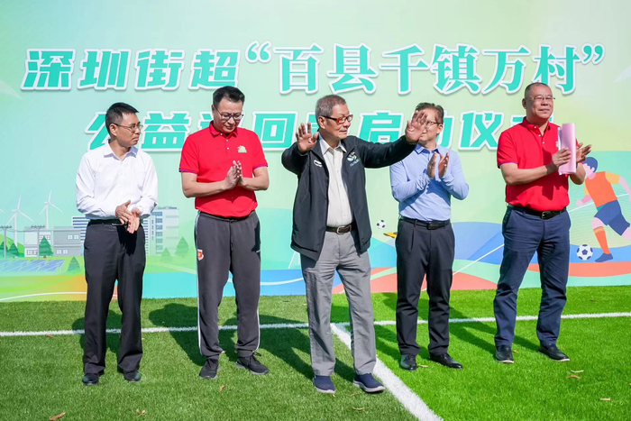 容志行（中）来到现场。