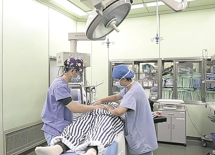     为孕妇实施外倒转