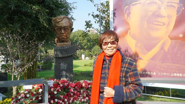 武珍年在谢晋雕塑前留影。澎湃新闻记者 程千千 图