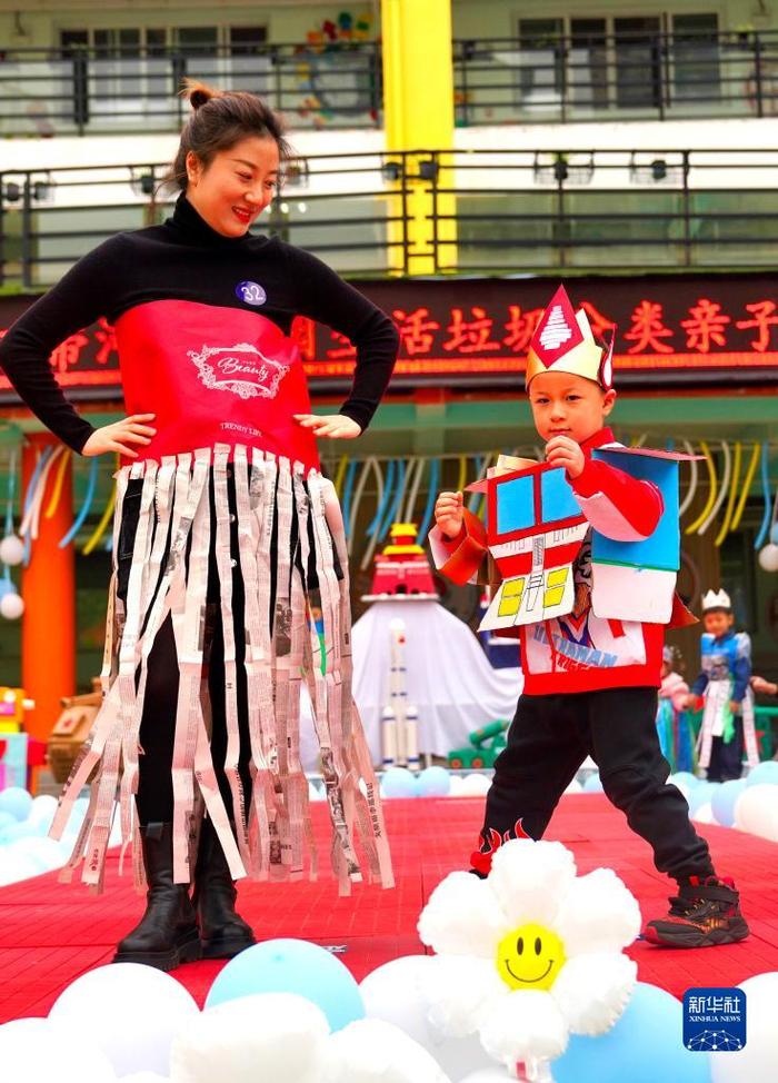 四川瀘州幼兒園舉辦親子環保創意時裝秀