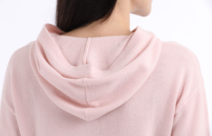 为了让版型看起来更利落，我们在袖口和下摆处专门做了收口处理，服帖度刚刚好，羊绒的弹力恰到好处，丝毫不会觉得紧。原价2580元，范友福利价1100元~